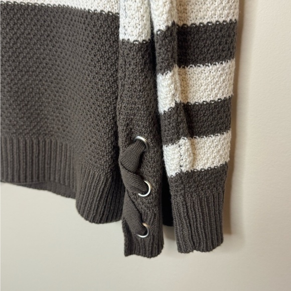 Pink Rose Women’s Gray striped Pullover Sweater Size XL - Picture 3 of 5